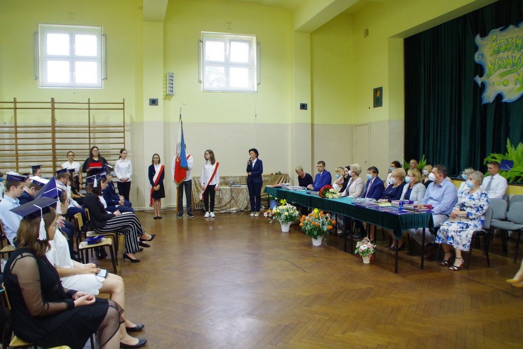 fotografia przedstawia uczestników uroczystych apeli w związku z zakończeniem roku szkolnego 2020/2021. 